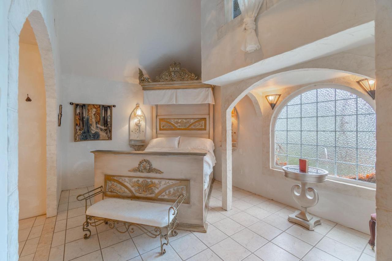 The Castle Villa Chemainus Exterior photo
