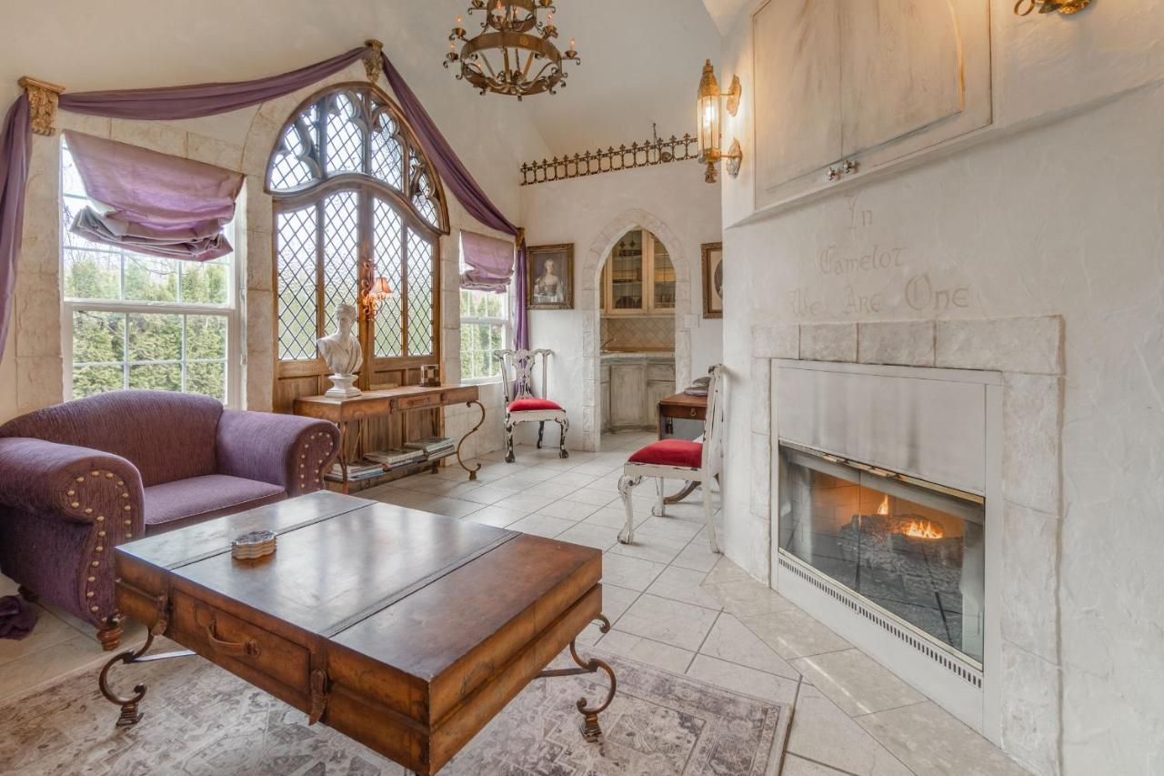 The Castle Villa Chemainus Exterior photo