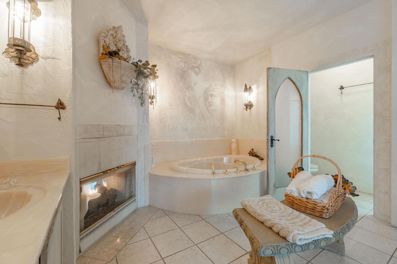 The Castle Villa Chemainus Exterior photo